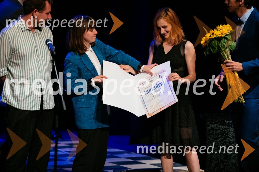  Mojca Madon, režiserka; dr. Ivana Zajc, podoktorska raziskovalka, Raziskovalni center za humanistikoTantadruj, podelitev primorskih gledaliških nagrad, Gledališče Koper