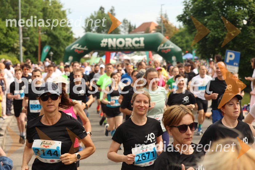  Marija Kocmut;  Kristina Puntar40. Maraton treh src