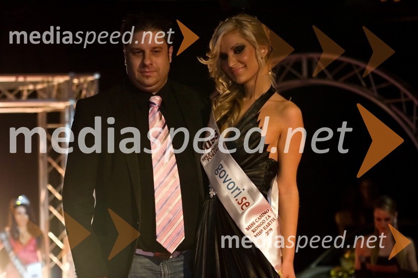 Filip Kocijančič, novinar in Amanda Čilović, Miss spletnega portala govori.seMiss Casino Kongo 2009