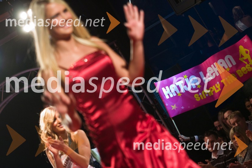 Navijači Katje Lekan, v ospredju Katja Lekan, superfinalistka izbora za Miss Casino KongoMiss Casino Kongo 2009