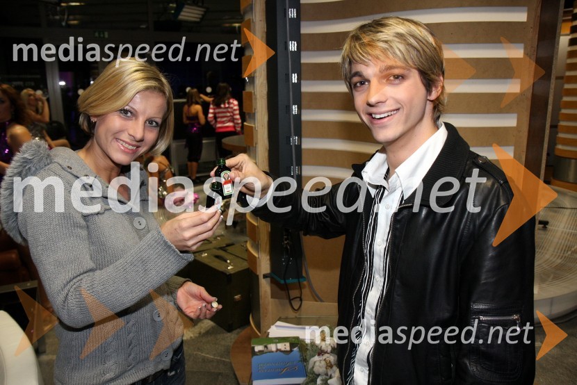 Mojca Hanžič, novinarka, voditeljica in urednica informativnega programa RTS in Rok Kosmač, pevecRdeča preproga s Sebastianom, snemanje božično-novoletne oddaje