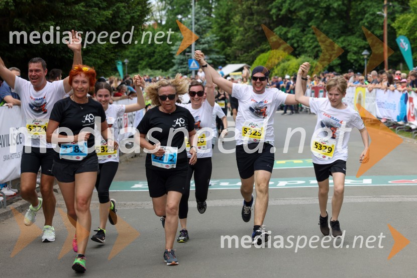  Goran Paradiž;  Alenka Es;  Zala Jeseničnik;  ... ;  Irena Jeseničnik;  Matic Jeseničnik;  Jakob Jeseničnik40. Maraton treh src