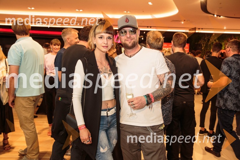  Cassie Kagen, frizerka;  Tomi Meglič, glasbenik, pevec skupine SiddhartaSvečana otvoritev Cineplexx - Ljubljana Rudnik