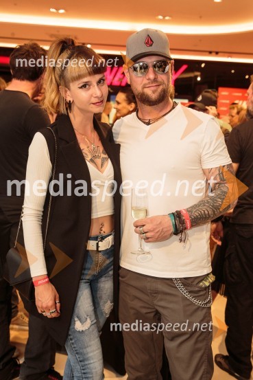  Cassie Kagen, frizerka;  Tomi Meglič, glasbenik, pevec skupine SiddhartaSvečana otvoritev Cineplexx - Ljubljana Rudnik