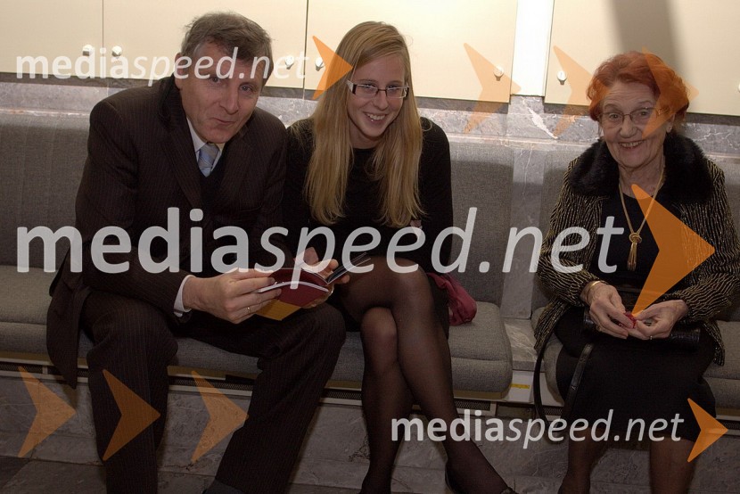 Borut Ferjan s hčerko Majo in Marija BizovičarVesela vdova, premiera operete