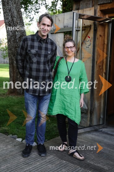  Miha Šalehar, radijski voditelj, kolumnist;  Nataša Štefe, novinarka, voditeljica, Val 202ISKRIVO V ŽIVO - Miha Šalehar v pogovoru z Natašo Štefe