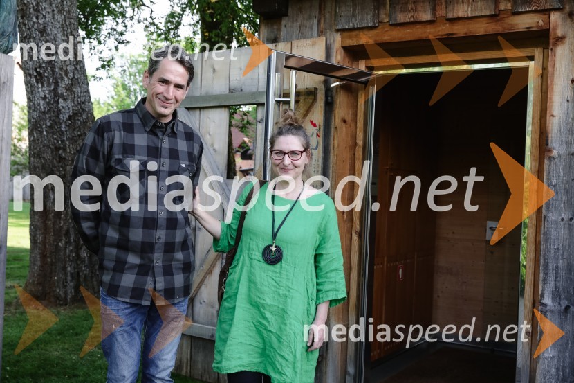  Miha Šalehar, radijski voditelj, kolumnist;  Nataša Štefe, novinarka, voditeljica, Val 202ISKRIVO V ŽIVO - Miha Šalehar v pogovoru z Natašo Štefe