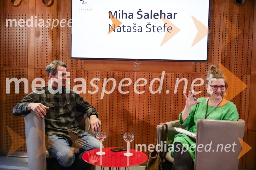  Miha Šalehar, radijski voditelj, kolumnist;  Nataša Štefe, novinarka, voditeljica, Val 202ISKRIVO V ŽIVO - Miha Šalehar v pogovoru z Natašo Štefe