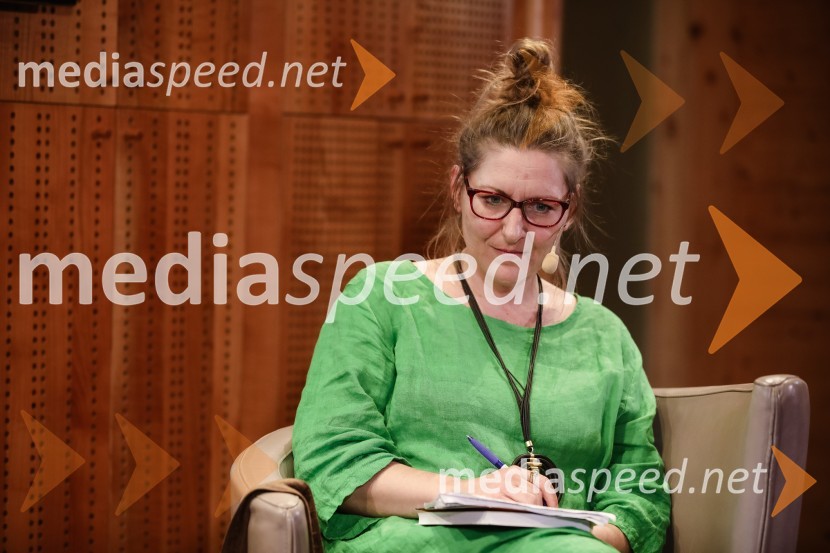  Nataša Štefe, novinarka, voditeljica, Val 202ISKRIVO V ŽIVO - Miha Šalehar v pogovoru z Natašo Štefe