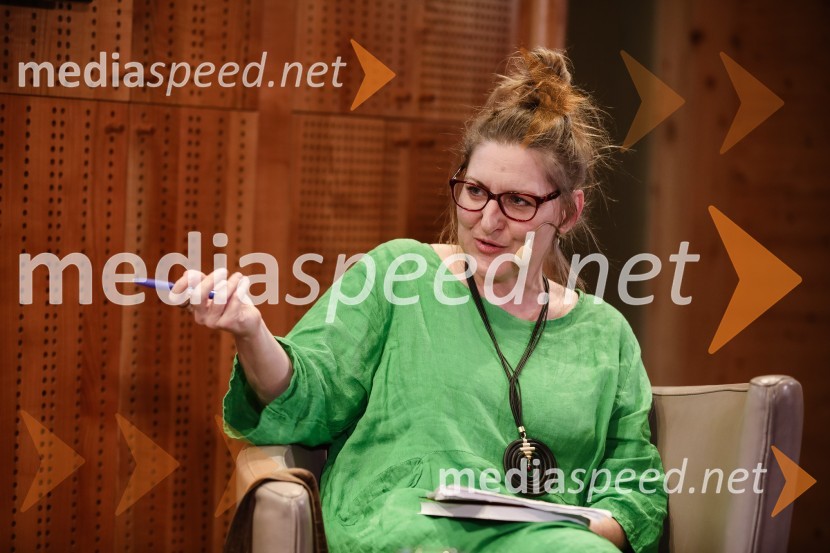  Nataša Štefe, novinarka, voditeljica, Val 202ISKRIVO V ŽIVO - Miha Šalehar v pogovoru z Natašo Štefe