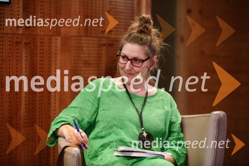  Nataša Štefe, novinarka, voditeljica, Val 202ISKRIVO V ŽIVO - Miha Šalehar v pogovoru z Natašo Štefe