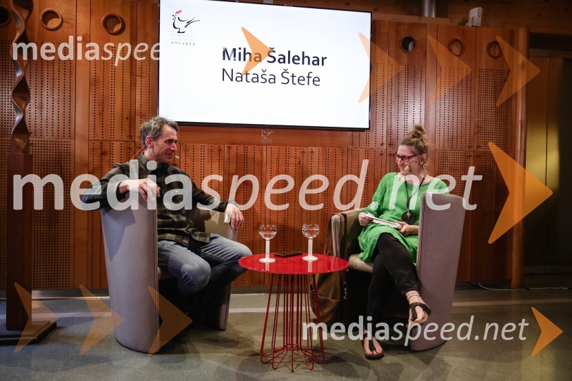 Miha Šalehar, radijski voditelj, kolumnist;  Nataša Štefe, novinarka, voditeljica, Val 202ISKRIVO V ŽIVO - Miha Šalehar v pogovoru z Natašo Štefe