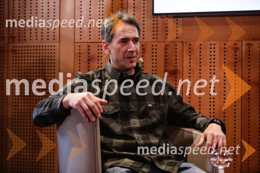  Miha Šalehar, radijski voditelj, kolumnistISKRIVO V ŽIVO - Miha Šalehar v pogovoru z Natašo Štefe