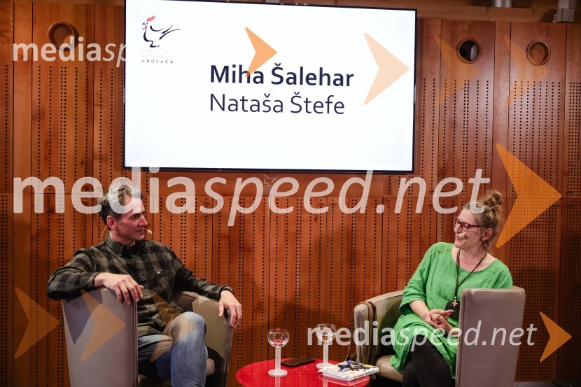  Miha Šalehar, radijski voditelj, kolumnist;  Nataša Štefe, novinarka, voditeljica, Val 202ISKRIVO V ŽIVO - Miha Šalehar v pogovoru z Natašo Štefe
