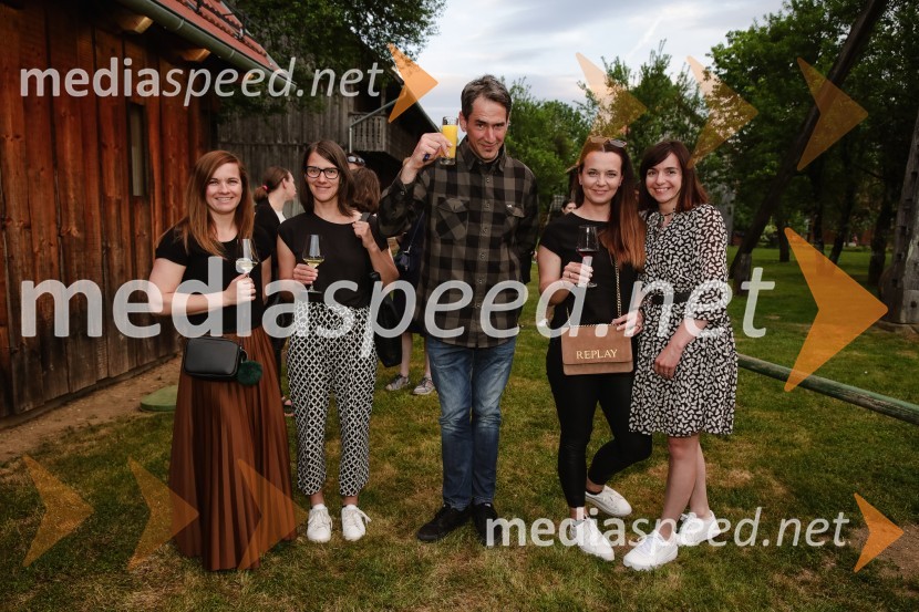  ... ;  ... ;  Miha Šalehar, radijski voditelj, kolumnist;  ... ;  ... ISKRIVO V ŽIVO - Miha Šalehar v pogovoru z Natašo Štefe