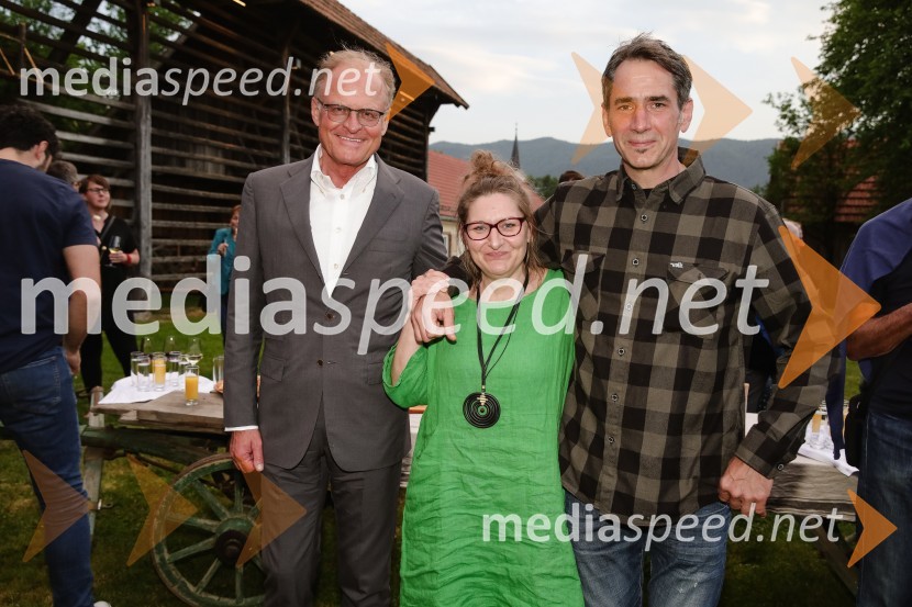  Janez  Škrabec, direktor Riko d.o.o., predsednik Slovensko-ruskega poslovnega sveta, častni konzul Belorusije;  Nataša Štefe, novinarka, voditeljica, Val 202;  Miha Šalehar, radijski voditelj, kolumnistISKRIVO V ŽIVO - Miha Šalehar v pogovoru z Natašo Štefe