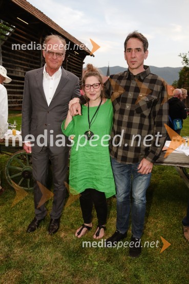  Janez  Škrabec, direktor Riko d.o.o., predsednik Slovensko-ruskega poslovnega sveta, častni konzul Belorusije;  Nataša Štefe, novinarka, voditeljica, Val 202;  Miha Šalehar, radijski voditelj, kolumnistISKRIVO V ŽIVO - Miha Šalehar v pogovoru z Natašo Štefe