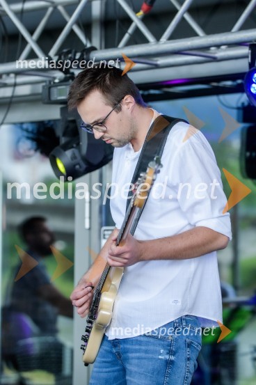  Anej Pevec, bas kitara, GroovocadoMaribox, 5. rojstni dan