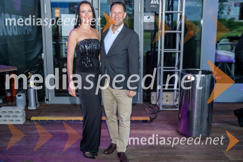  Melita Pipuš;  John Denhof, predsednik uprave NKBMMaribox, 5. rojstni dan