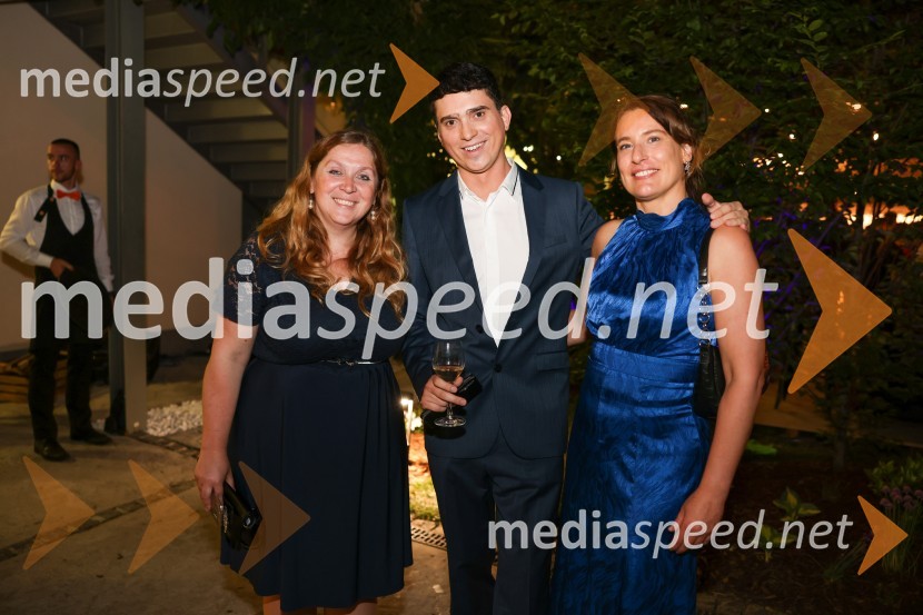  Jerneja Kimovec;  Mark Brejc;  Tjaša Lampret, novinarka, Nedeljski dnevnikKraljičina rojstnodnevna zabava v rezidenci Britanskega veleposlaništva