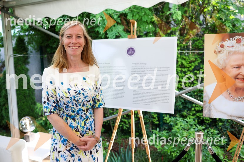  Tiffany Sadler, Britanska veleposlanicaKraljičina rojstnodnevna zabava v rezidenci Britanskega veleposlaništva