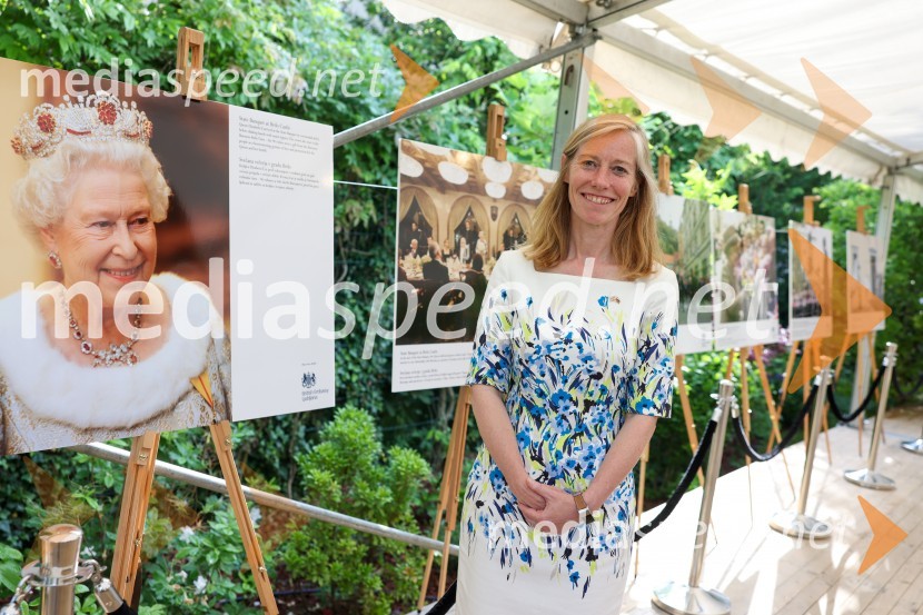  Tiffany Sadler, Britanska veleposlanicaKraljičina rojstnodnevna zabava v rezidenci Britanskega veleposlaništva