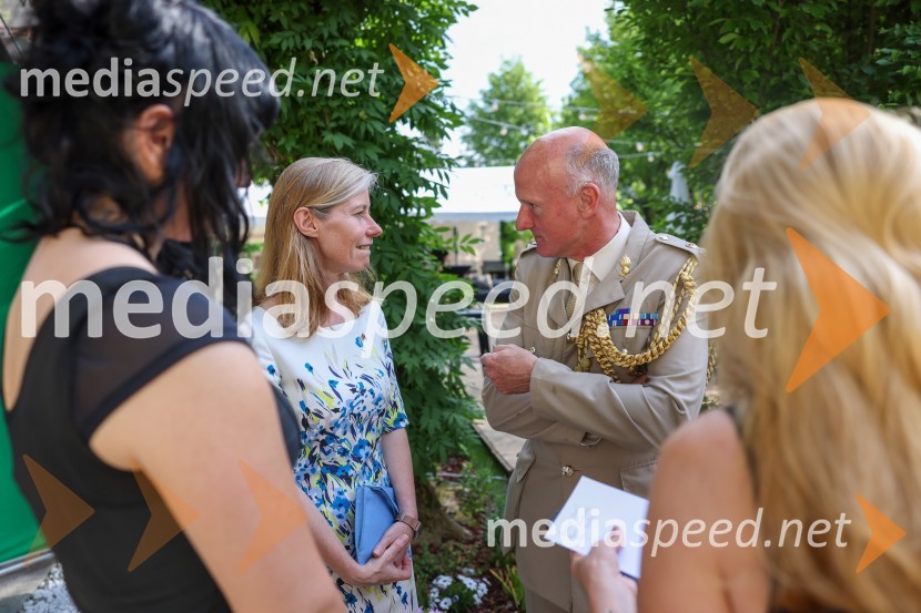  Tiffany Sadler, Britanska veleposlanica;  Christopher Day, vojaški ataše Velike Britanije v SlovenijiKraljičina rojstnodnevna zabava v rezidenci Britanskega veleposlaništva