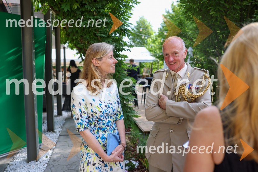  Tiffany Sadler, Britanska veleposlanica;  Christopher Day, vojaški ataše Velike Britanije v SlovenijiKraljičina rojstnodnevna zabava v rezidenci Britanskega veleposlaništva