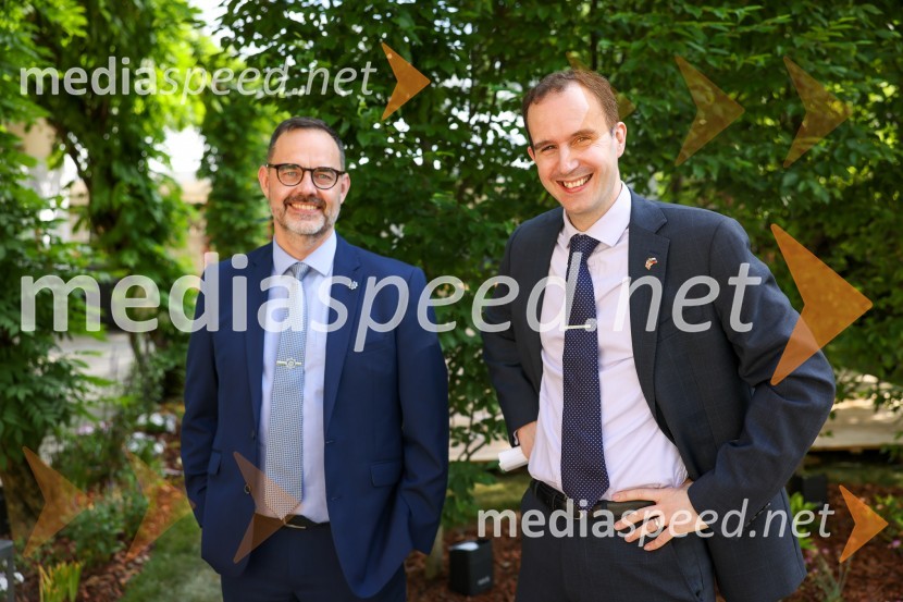 Kraljičina rojstnodnevna zabava v rezidenci Britanskega veleposlaništva