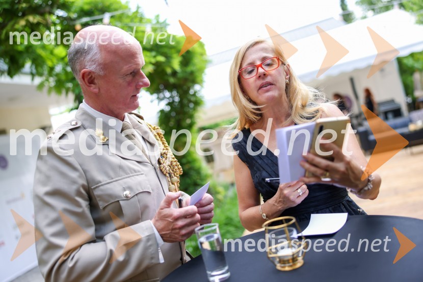  Christopher Day, vojaški ataše Velike Britanije v Sloveniji;  Nataša KatušinKraljičina rojstnodnevna zabava v rezidenci Britanskega veleposlaništva