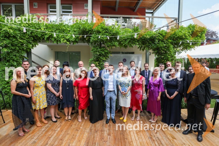 Kraljičina rojstnodnevna zabava v rezidenci Britanskega veleposlaništva