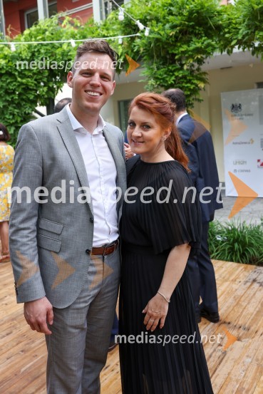  Martin Retelj, Britansko-slovenska gospodarska zbornica;  Aleksandra Barič, Britansko veleposlaništvo v LjubljaniKraljičina rojstnodnevna zabava v rezidenci Britanskega veleposlaništva