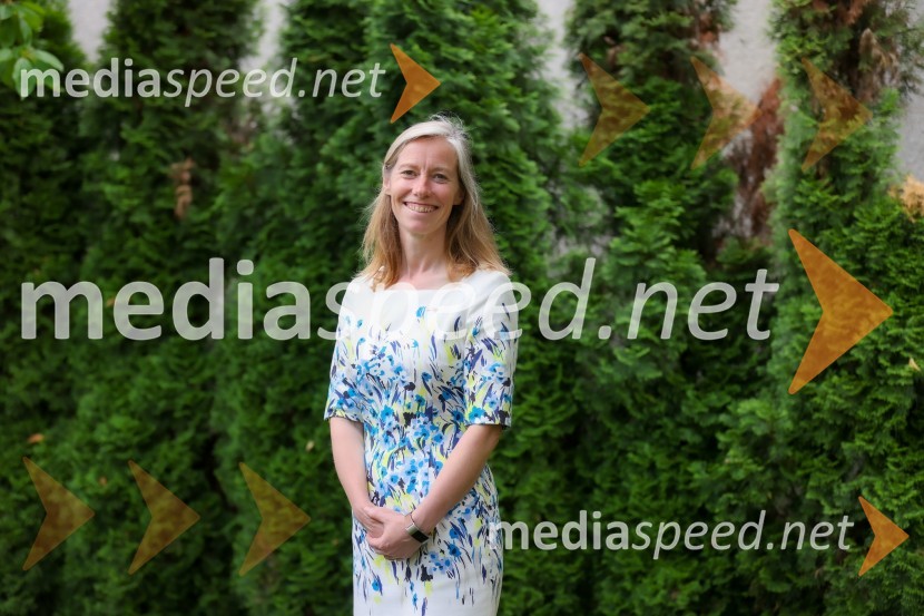  Tiffany Sadler, Britanska veleposlanicaKraljičina rojstnodnevna zabava v rezidenci Britanskega veleposlaništva