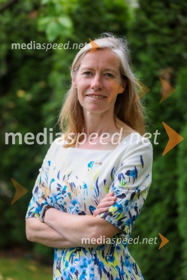  Tiffany Sadler, Britanska veleposlanicaKraljičina rojstnodnevna zabava v rezidenci Britanskega veleposlaništva