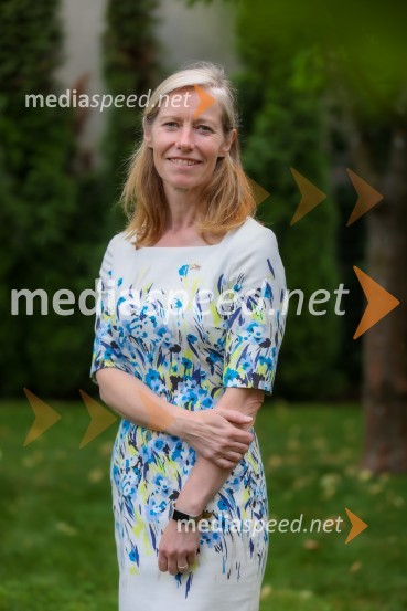  Tiffany Sadler, Britanska veleposlanicaKraljičina rojstnodnevna zabava v rezidenci Britanskega veleposlaništva