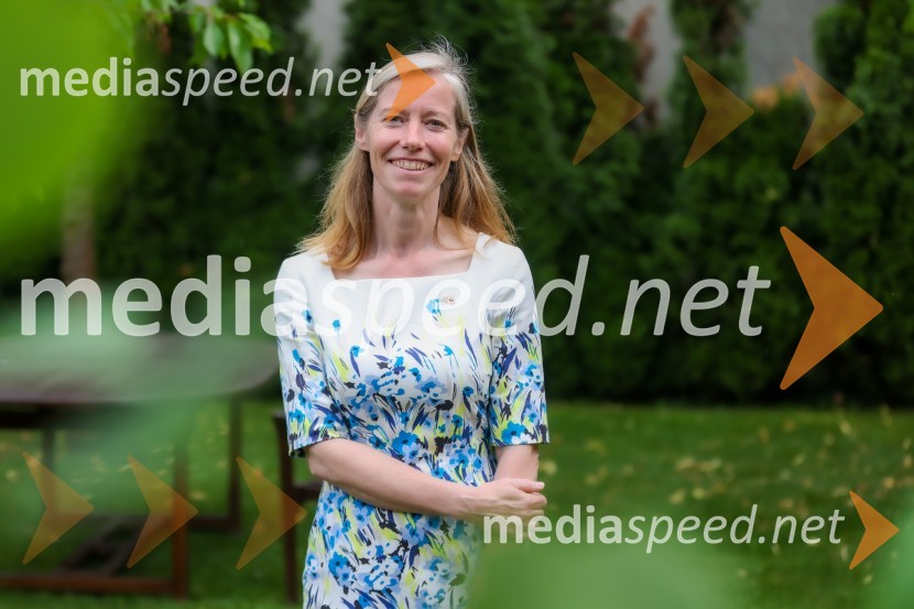  Tiffany Sadler, Britanska veleposlanicaKraljičina rojstnodnevna zabava v rezidenci Britanskega veleposlaništva