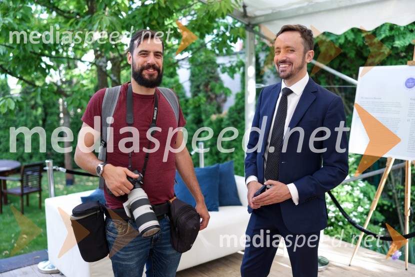  Borut Živulović, fotograf;  ... Kraljičina rojstnodnevna zabava v rezidenci Britanskega veleposlaništva