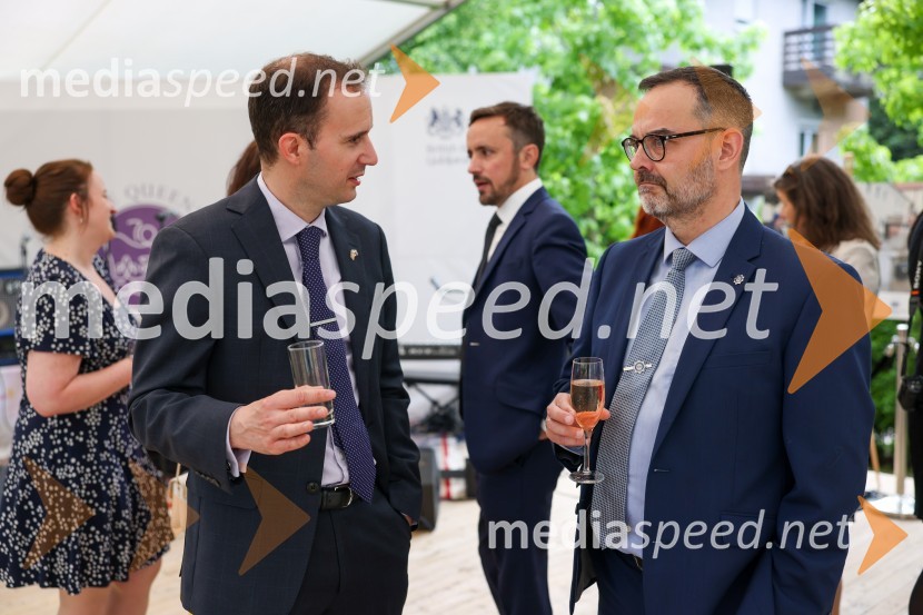 Kraljičina rojstnodnevna zabava v rezidenci Britanskega veleposlaništva