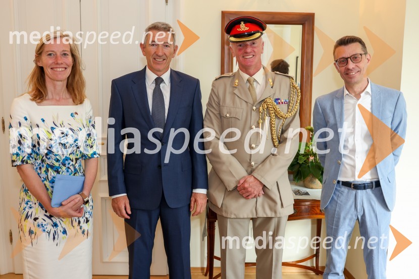  Tiffany Sadler, Britanska veleposlanica;  Stephen Sadler;  Christopher Day, vojaški ataše Velike Britanije v Sloveniji;  Dragan Barbutovski, direktor, British Council v SlovenijiKraljičina rojstnodnevna zabava v rezidenci Britanskega veleposlaništva