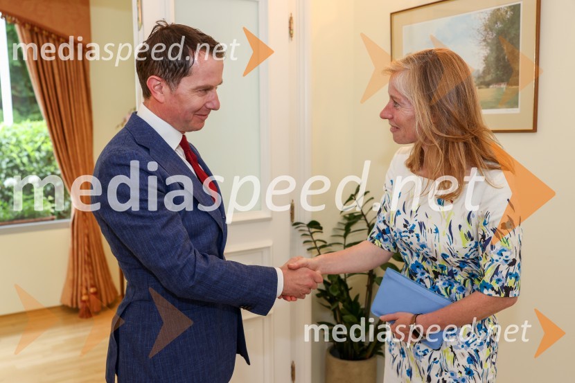  Tomaž Orešič, podpredsednik skupine Resalta;  Tiffany Sadler, Britanska veleposlanicaKraljičina rojstnodnevna zabava v rezidenci Britanskega veleposlaništva