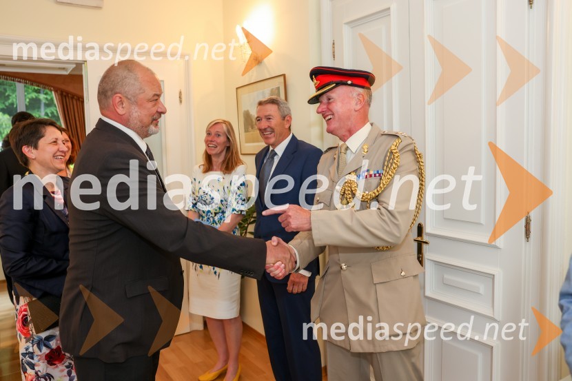  Alojz Kovšca, podpredsednik stranke Konkretno;  Christopher Day, vojaški ataše Velike Britanije v SlovenijiKraljičina rojstnodnevna zabava v rezidenci Britanskega veleposlaništva