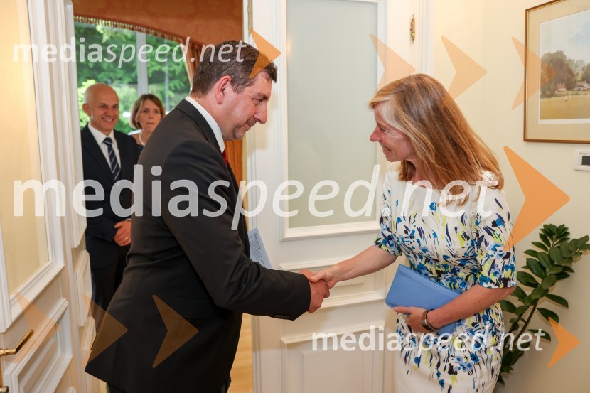  ... ;  Tiffany Sadler, Britanska veleposlanicaKraljičina rojstnodnevna zabava v rezidenci Britanskega veleposlaništva