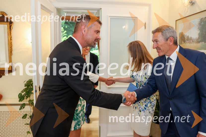  ... ;  Stephen SadlerKraljičina rojstnodnevna zabava v rezidenci Britanskega veleposlaništva