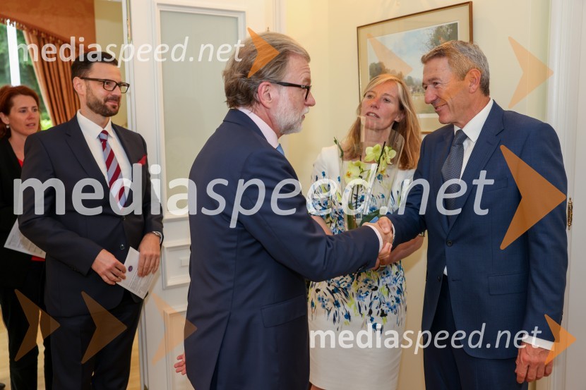  ... ;  Stephen SadlerKraljičina rojstnodnevna zabava v rezidenci Britanskega veleposlaništva