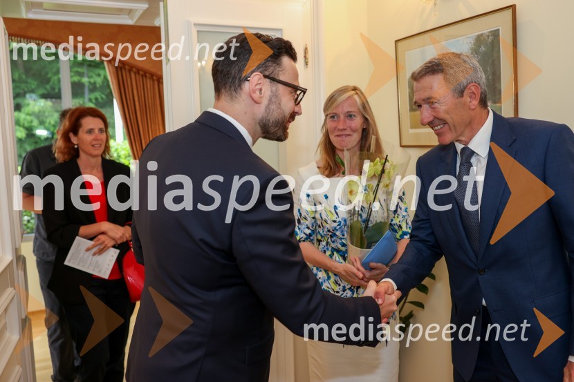  Andor Ferenc Dávid, madžarski veleposlanik v Sloveniji;  Stephen SadlerKraljičina rojstnodnevna zabava v rezidenci Britanskega veleposlaništva