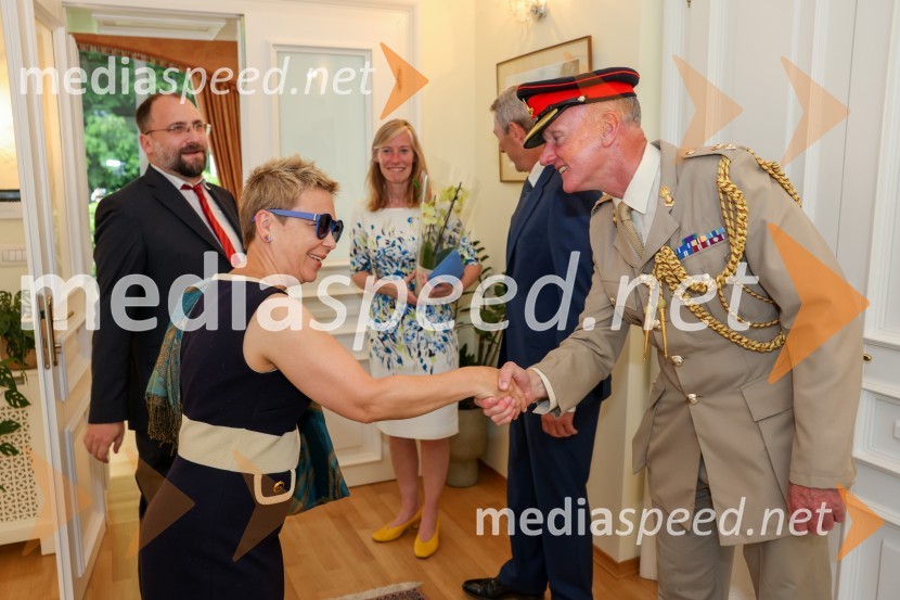  ... ;  Christopher Day, vojaški ataše Velike Britanije v SlovenijiKraljičina rojstnodnevna zabava v rezidenci Britanskega veleposlaništva