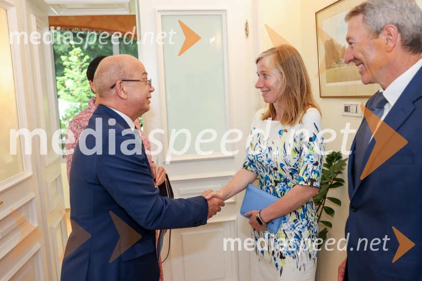  Mihajlo  Brodovič, ukrajinski veleposlanik v Sloveniji;  Tiffany Sadler, Britanska veleposlanicaKraljičina rojstnodnevna zabava v rezidenci Britanskega veleposlaništva