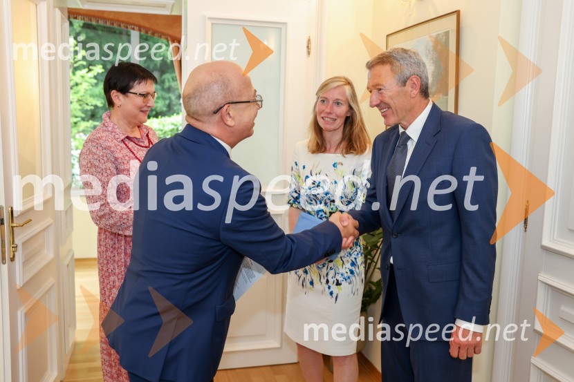  Mihajlo  Brodovič, ukrajinski veleposlanik v Sloveniji;  Stephen SadlerKraljičina rojstnodnevna zabava v rezidenci Britanskega veleposlaništva