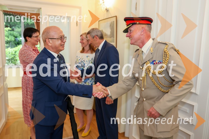  Mihajlo  Brodovič, ukrajinski veleposlanik v Sloveniji;  Christopher Day, vojaški ataše Velike Britanije v SlovenijiKraljičina rojstnodnevna zabava v rezidenci Britanskega veleposlaništva