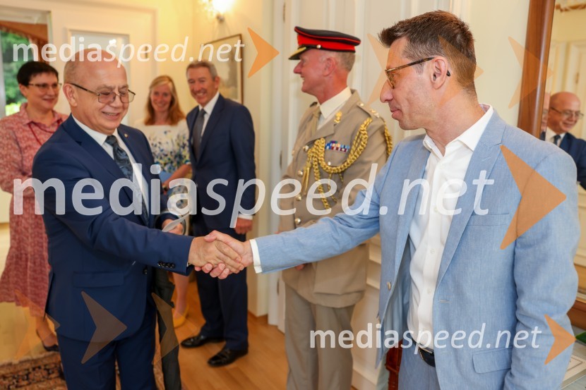  Mihajlo  Brodovič, ukrajinski veleposlanik v Sloveniji;  Dragan Barbutovski, direktor, British Council v SlovenijiKraljičina rojstnodnevna zabava v rezidenci Britanskega veleposlaništva